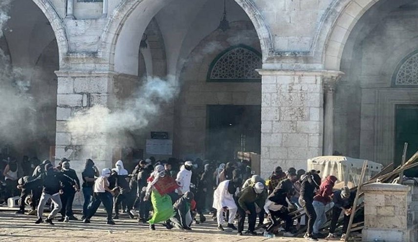 تعرض مجدد اشغالگران صهیونیست به مسجد الاقصی/ زخمی شدن ۱۲ فلسطینی در کرانه باختری 