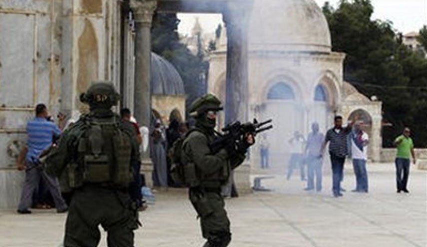 یورش صهیونیست ها به نمازگزاران فلسطینی در مسجد الاقصی ادامه دارد