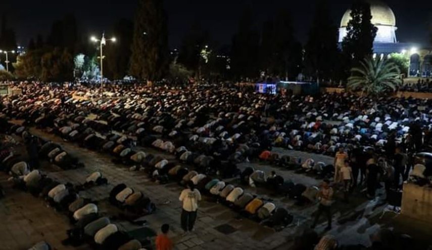 برپایی نماز عشاء و نماز تراویح در مسجد الاقصی با حضور هزاران فلسطینی 