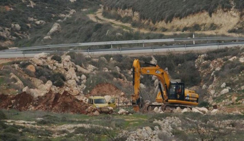 الاحتلال یجرف أراض تمهيدا لإحكام الإغلاق على منطقة مسافر يطا