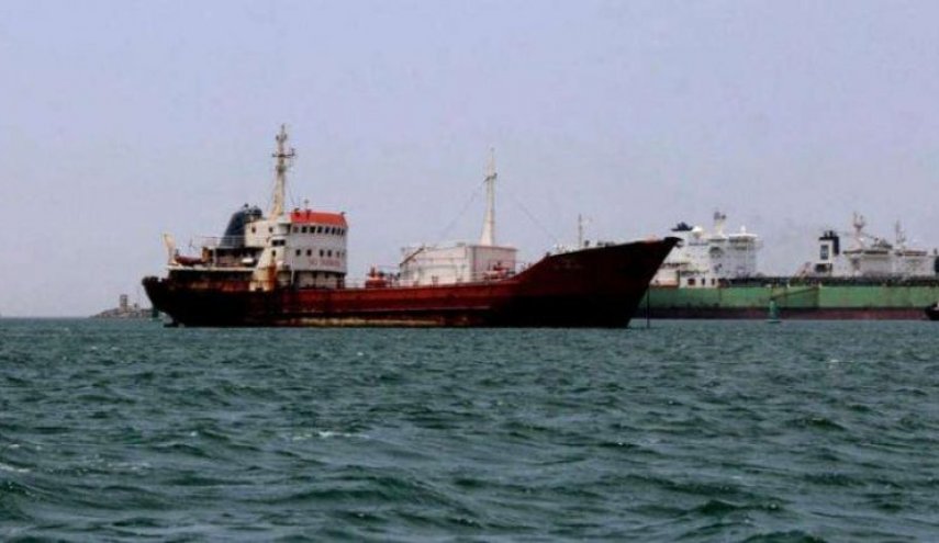 حكومة اليمن التابعة للعدوان تقر بكارثة التلوث البحري في موانئ عدن