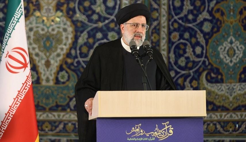 الرئيس الإيراني يكرم خدمة القرآن الكريم