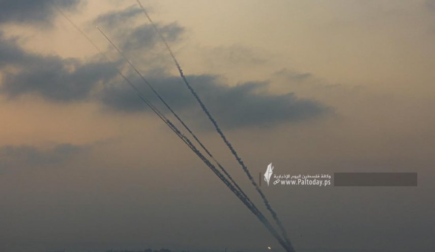 المقاومة الفلسطينية تجري تجربة صاروخية نحو بحر غزة