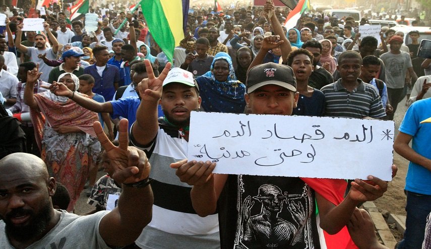 احتجاجات واسعة في الخرطوم في ذكرى فض اعتصام بمواكب القيادة العامة
