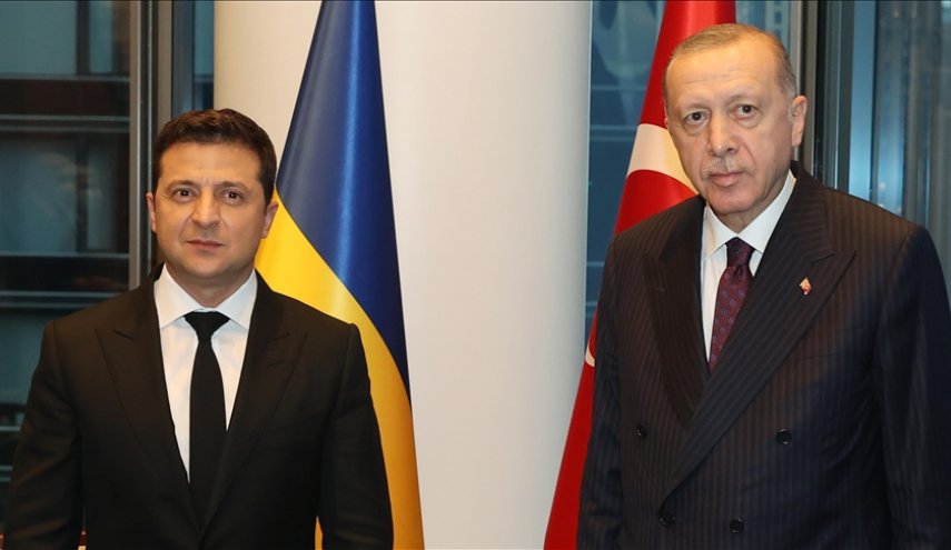 زيلينسكي ينتقد تركيا بسبب استقبالها السياح الروس