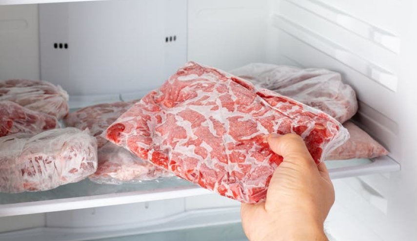 خطأ نرتكبه مرارا.. إياكم وتذويب اللحوم خارج الثلاجة!
