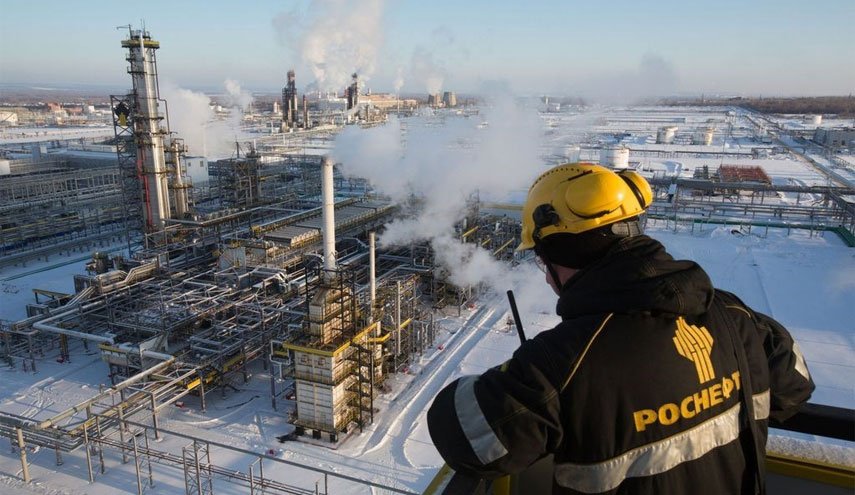 سلوفاكيا تسعى لإعفاء نفسها من العقوبات الأوروبية على النفط الروسي