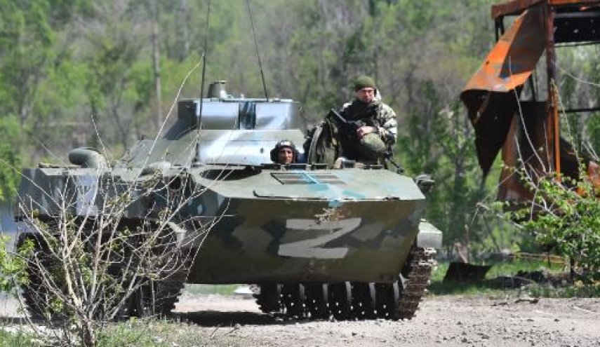 القوات الروسية تنتزع مدرعة أمريكية من القوات الأوكرانية