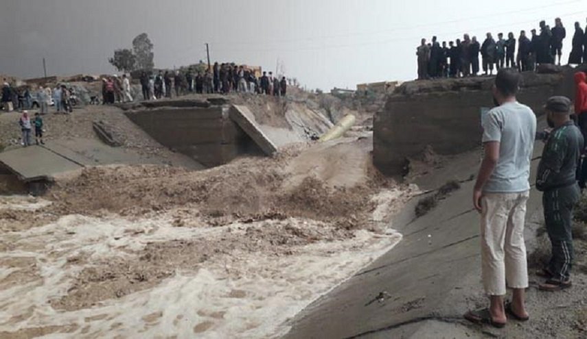 بسبب غزارة الأمطار.. انهيار جسر الشريدة بريف الرقة في سوريا 