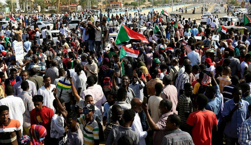 راهپیمایی هزاران معترض سودانی به سمت کاخ ریاست جمهوری