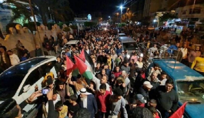 راهپیمایی شب گذشته ساکنان «خان یونس» غزه درحمایت از مقاومت و «یحیی سنوار»