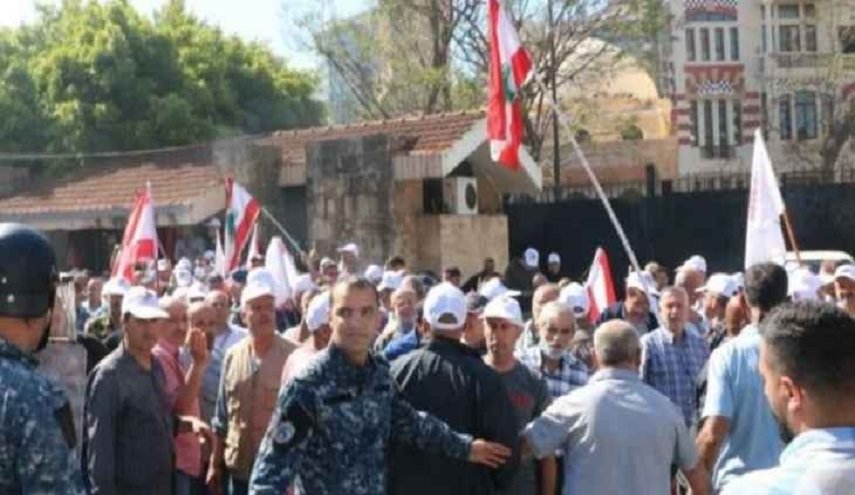 لبنان..عشرات المتقاعدين في قوى الأمن اقتحموا باحة وزارة الداخلية 