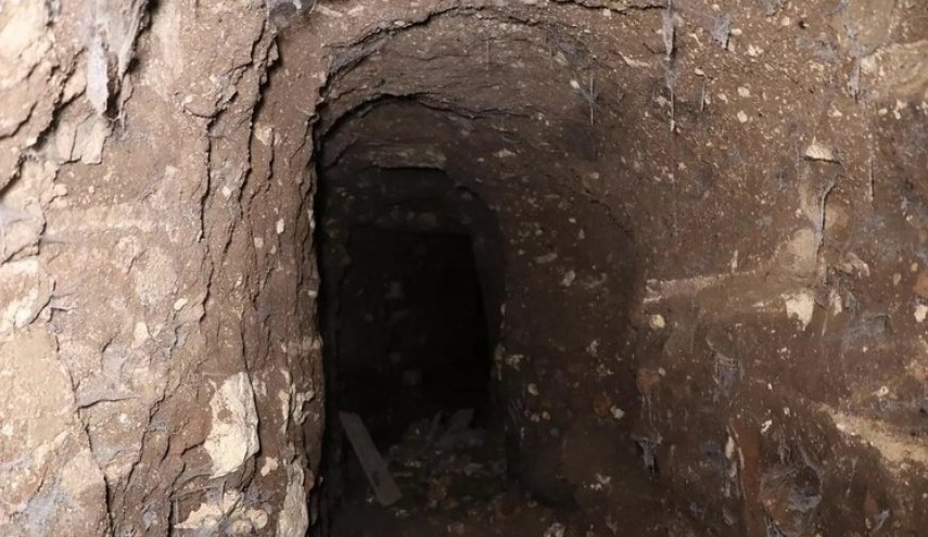 کشف و ضبط صدها کیلوگرم مواد منفجره در یک تونل در هم تنیده در حلب+عکس
