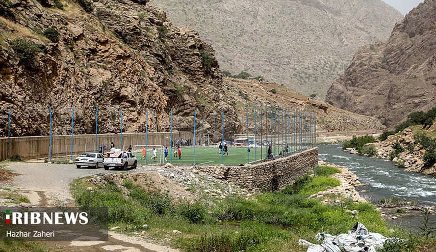 شاهد: ملعب كرة قدم في قلب جبال زاغروس غرب ايران

