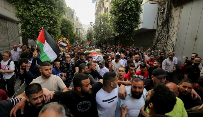 الاحتلال يعترض موكب تشييع جثمان الشهيدة أبو عاقلة في القدس