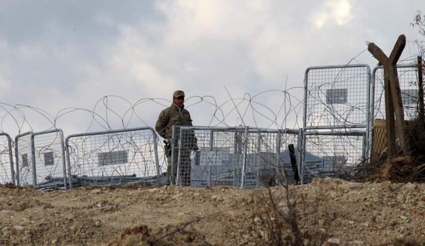 الدفاع التركية تعلن إصابة 4 جنود أتراك بقذائف الهاون في مخفر حدودي