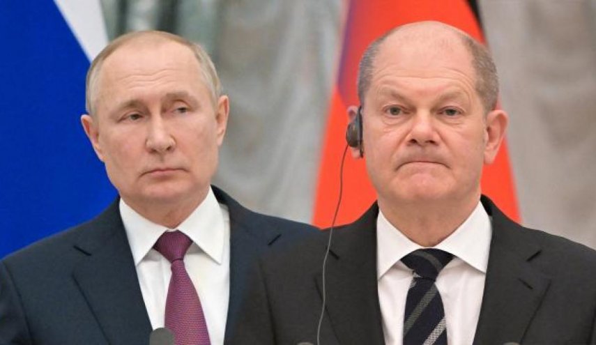 بوتين وشولتز يبحثان هاتفيا الوضع في أوكرانيا