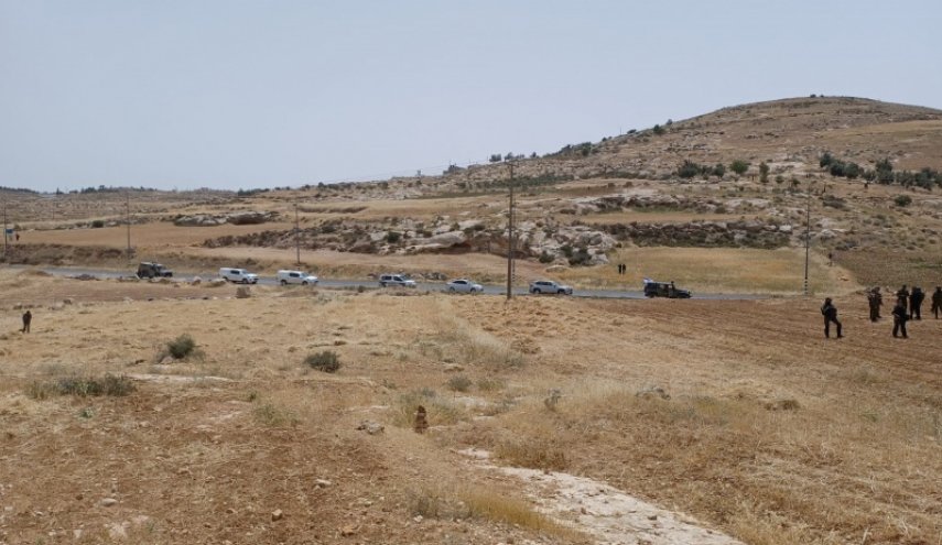 الاحتلال يغلق مداخل قرى 'مسافر يطا' ويحتجز ايمن عودة