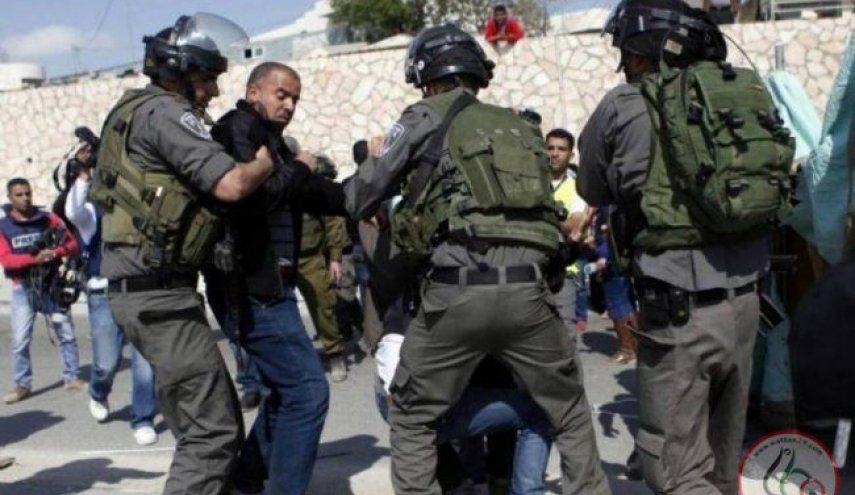 الاحتلال يعتدي بالضرب على عائلة شرق بيت لحم 
