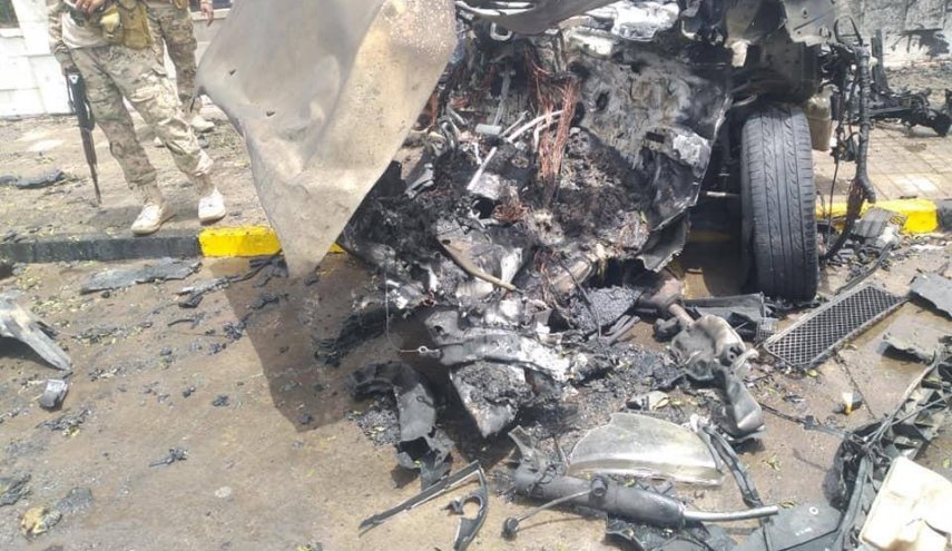 شاهد.. انفجار سيارة مفخخة في الشارع الرئيس لمدينة عدن 