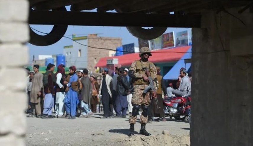 مقتل 3 جنود و3 أطفال بهجوم انتحاري في باكستان