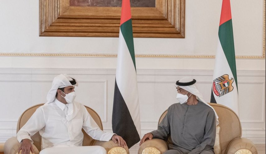 أمير قطر يزور الإمارات ويعزي محمد بن زايد في مطار أبو ظبي