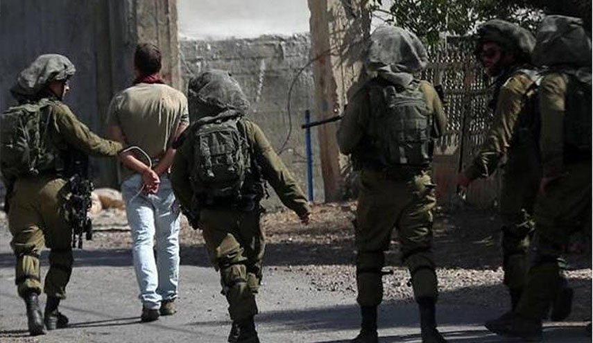 الاحتلال يعتقل شابين فلسطينيين على حاجز عسكري في قلقيلية