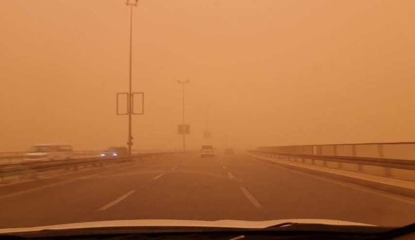 طوفان گرد و غبار در عراق پرواز فرودگاه‌های بغداد و نجف را متوقف کرد+عکس و فیلم