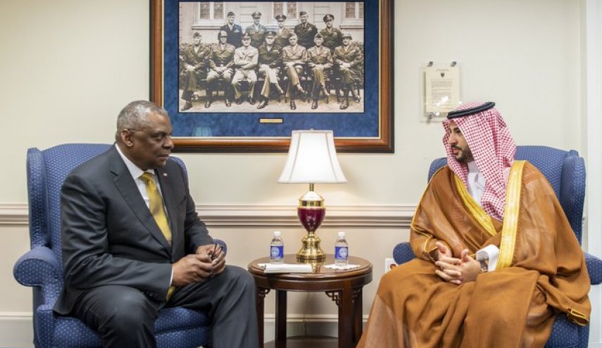 لقاء يجمع بين نائب وزير الدفاع السعودي ووزير الدفاع الأمريكي