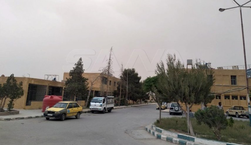 عاصفة ترابية تجتاج دير الزور في سوريا

