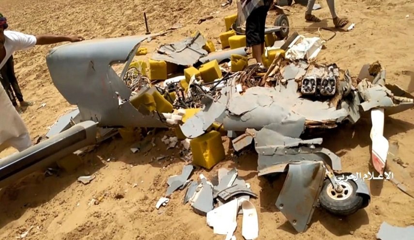 شاهد.. حطام الطائرة التجسسية التي تم إسقاطها في محافظة حجة