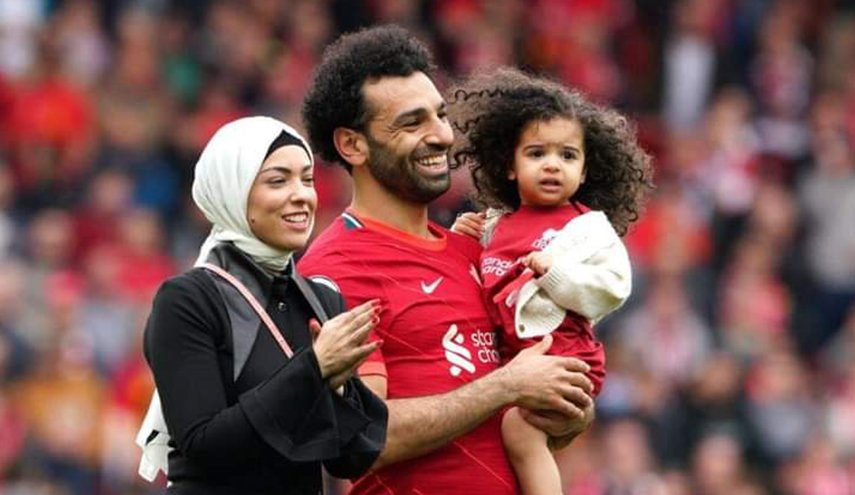 محمد صلاح يحتفل مع زوجته وابنتيه بعد تتويجه بجائزتين