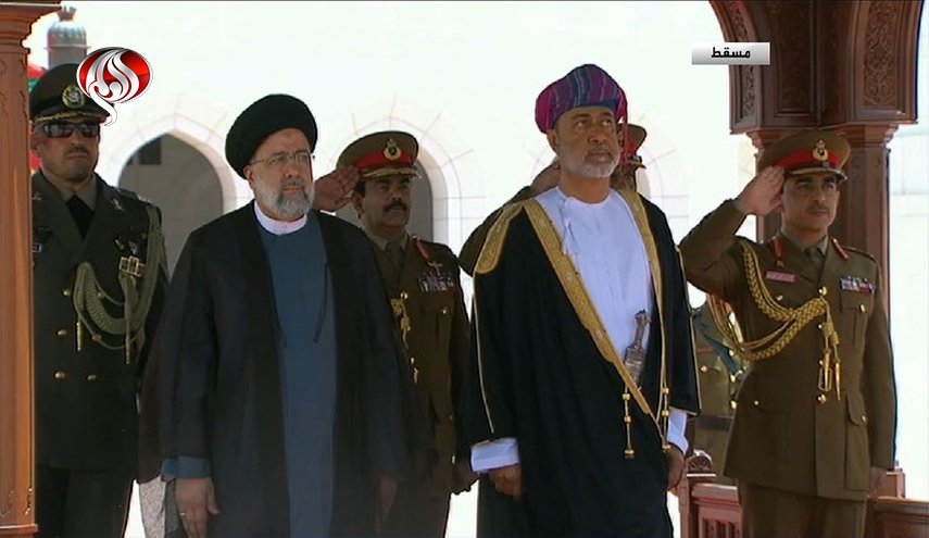 الرئيس الايراني يصل الى العاصمة العمانية مسقط
