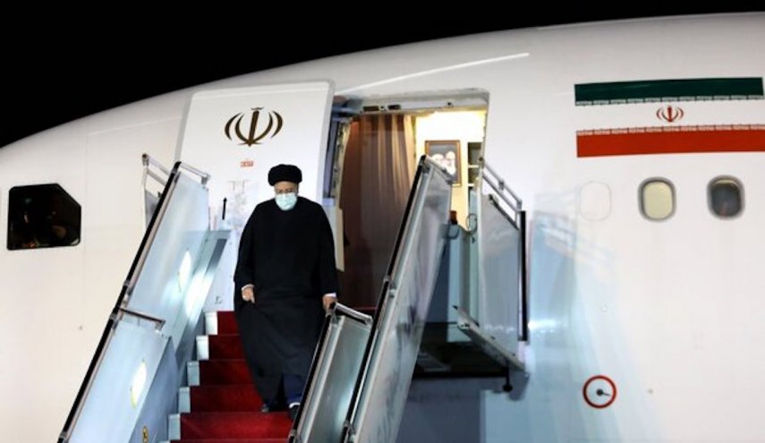 الرئيس الايراني يعود الى طهران بعد اختتام زيارته لعمان
