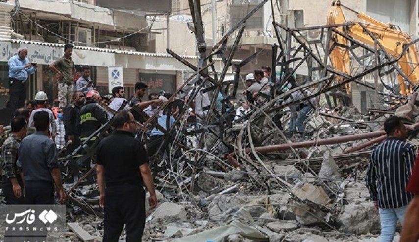 انقاذ 32 مصابا من تحت انقاض المبنى المنهار في آبادان