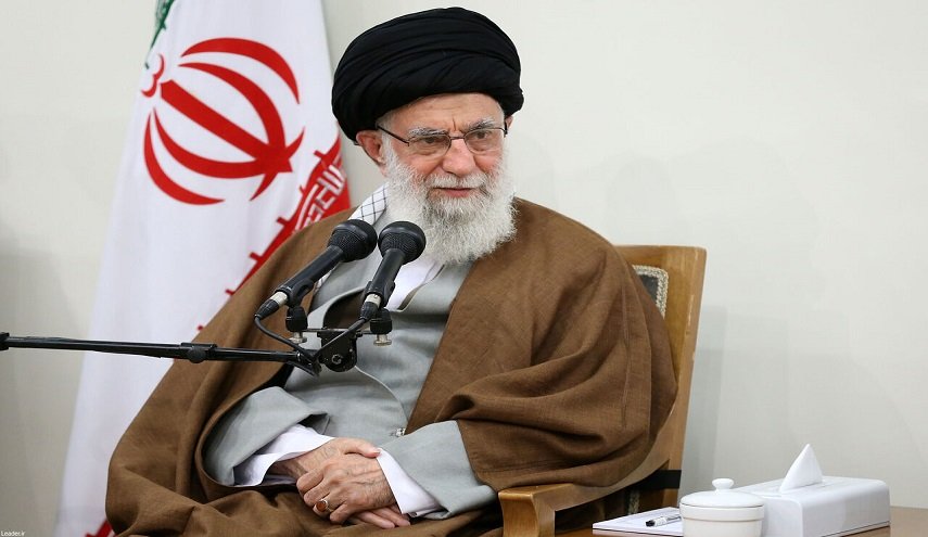 قائد الثورة الاسلامية يشيد بالدور الجهادي لعلماء الدين 