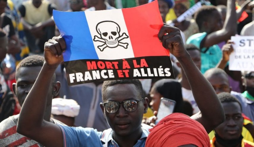 متظاهرون في جنوب أفريقيا يدعون فرنسا إلى الخروج من افريقيا