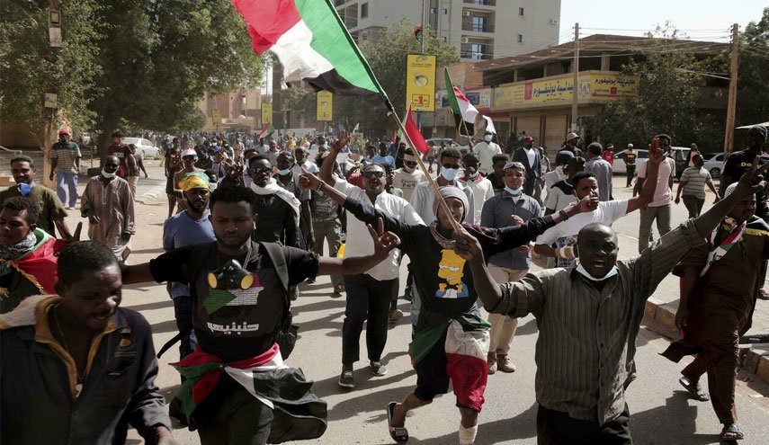 شلیک گاز اشک آور به سمت معترضان سودانی 