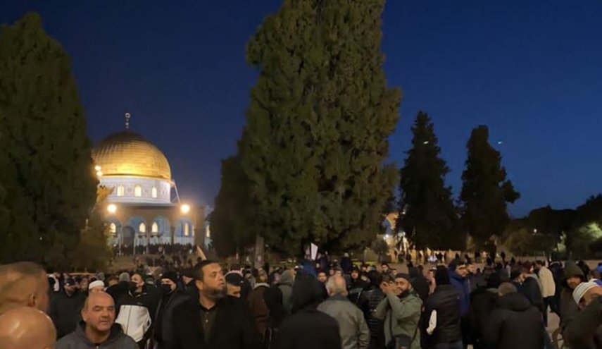 آلاف الفلسطينيين يلبون نداء الفجر العظيم في المسجد الأقصى والإبراهيمي