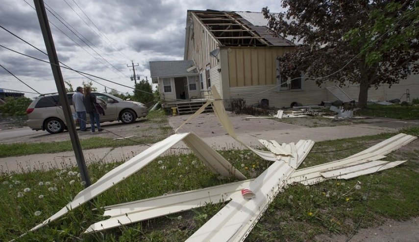 مصرع 11 شخصا وانقطاع الكهرباء عن 60 ألف منزل جراء عاصفة ضربت شرق كندا
