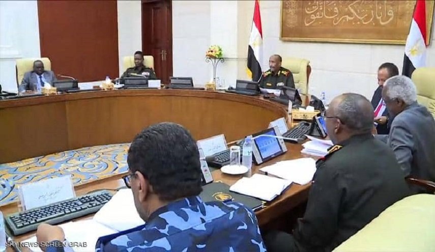 مجلس الأمن والدفاع السوداني يبحث رفع حالة الطوارئ