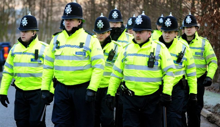 حمله پلیس به معترضان در جشن‌ سالگرد سلطنت ملکه انگلیس