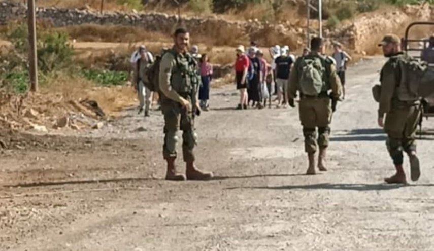 شبان يحطمون مركبات مستوطنين بالضفة ويمنعون إزالتهم علم فلسطين