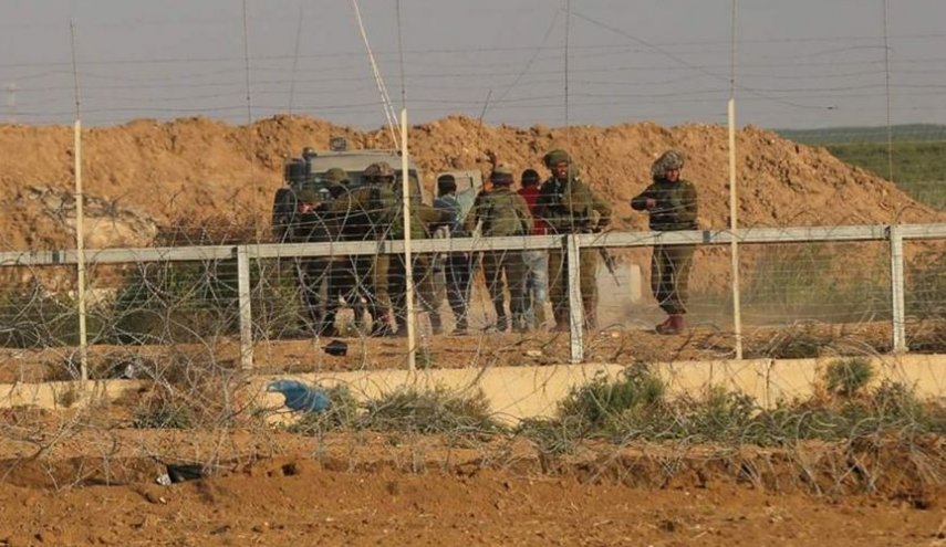 الاحتلال يعتقل ثلاثة فلسطينيين شرق خان يونس