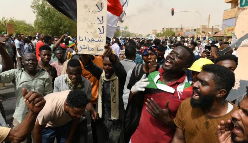 السودان.. محتجون في شرق البلاد يغلقون الطرق المودية إلى ميناء رئيسي
