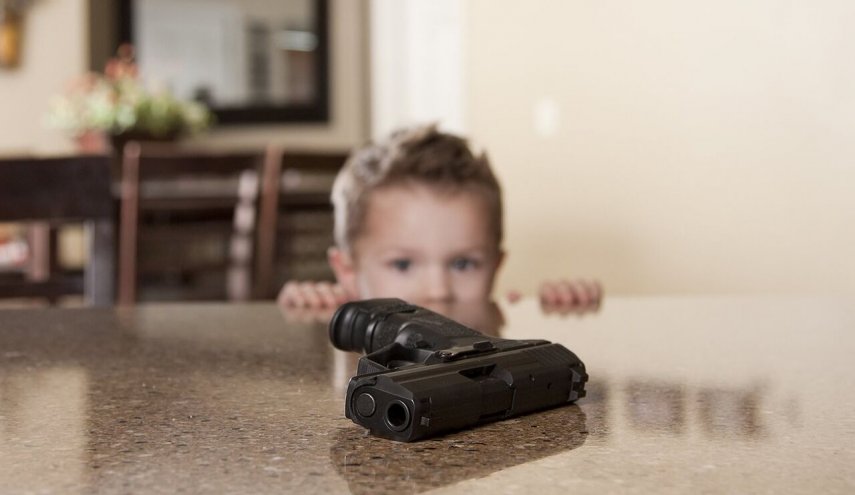پسربچه ای ۲ ساله‌ در آمریکا پدرش را با اسلحه گرم کشت