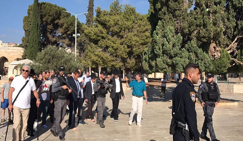 عشرات المستوطنين يقتحمون المسجد الاقصى وحملة مداهمات واعتقالات واسعة بالضفة