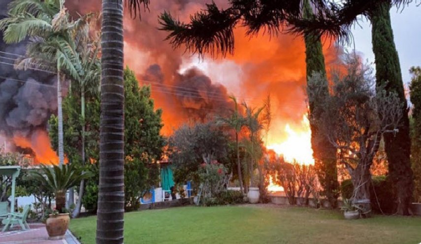 آتش‌سوزی گسترده در یک کارخانه در اراضی اشغالی+ویدئو