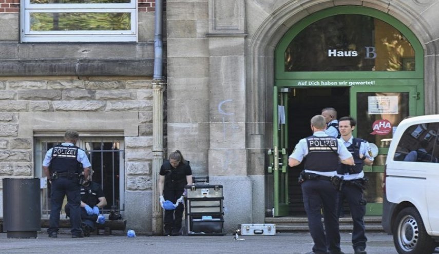 رجل يهاجم امرأة وفتاة بسكين في مدرسة جنوب ألمانيا
