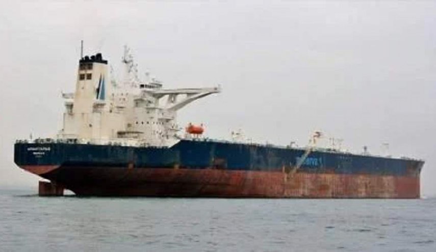 سفينة عملاقة تحمل شحنة كبيرة من النفط المنهوب تغادر حضرموت 